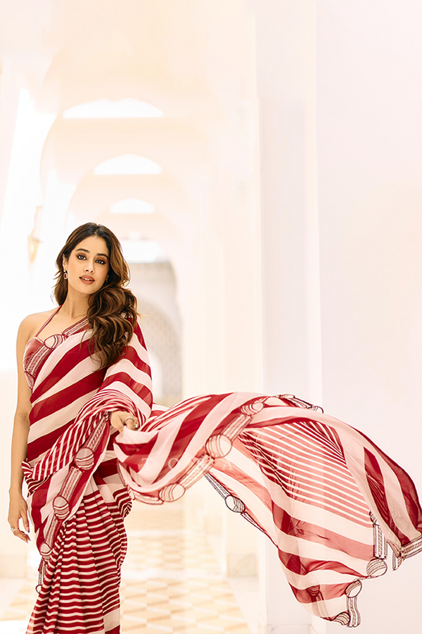 Janhvi Kapoor in our Surkh Mahi dhari pitch Saree & Surkh Mahi गेंद potli